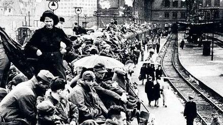 Am Anhalter Bahnhof in Berlin im Sommer 1945.