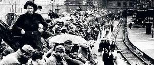 Am Anhalter Bahnhof in Berlin im Sommer 1945.