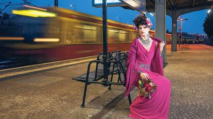 Karolina Gumos macht Reklame für die konzertante Aufführung von "Lucio Silla" der Komischen Oper Berlin.