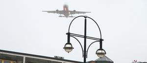 Tausende von Pankow über Reinickendorf bis Spandau ärgern sich über den Lärm der vielen Flugzeuge in Tegel. 