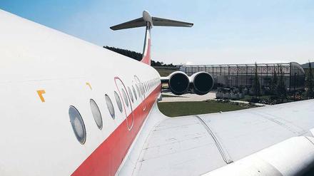 Gut gelandet. Mitten auf der Wiese steht eine „Iljuschin 62“ mit Originalbeschriftung „Interflug“ und DDR-Staatswappen. Sie ist dort tatsächlich im Herbst 1989 gelandet. 