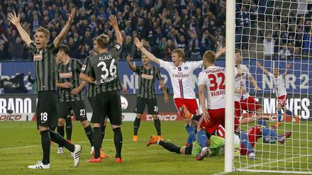 Zählt er - oder zählt er nicht? Am Ende zählt der Treffer von Gojko Kacar und der HSV holt somit einen Punkt gegen den Abstieg.