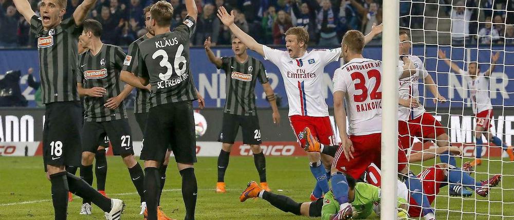 Zählt er - oder zählt er nicht? Am Ende zählt der Treffer von Gojko Kacar und der HSV holt somit einen Punkt gegen den Abstieg.