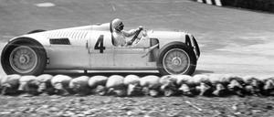 Der Vorfahre. Bernd Rosemeyer steuert 1936 beim Grand Prix in Monza einen Boliden der Auto Union. Im staatlichen Automobilkonzern Auto Union war auch die Firma Audi aufgegangen. 