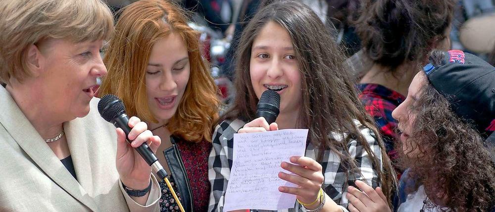 Und jetzt alle zusammen: Merkel singt mit Schülern der Röntgen-Schule "Hejooo...hejoooho"