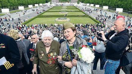 Auch ehemalige Angehörige der Roten Armee gedachten am Sowjetischen Ehrenmal in Treptow des Kriegsendes.