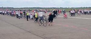 Rad an Rad. Für das Guinness-Buch der Rekorde nahmen 1300 Fahrräder auf dem Tempelhofer Feld Aufstellung. 