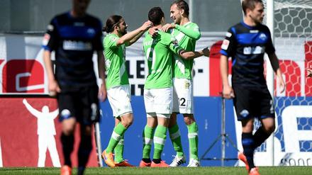 Jubel bei Torschütze Bas Dost und dem VfL Wolfsburg (m.), Frust beim SC Paderborn.