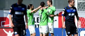 Jubel bei Torschütze Bas Dost und dem VfL Wolfsburg (m.), Frust beim SC Paderborn.