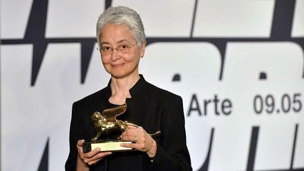 Adrian Piper bei der Preisverleihung in Venedig.