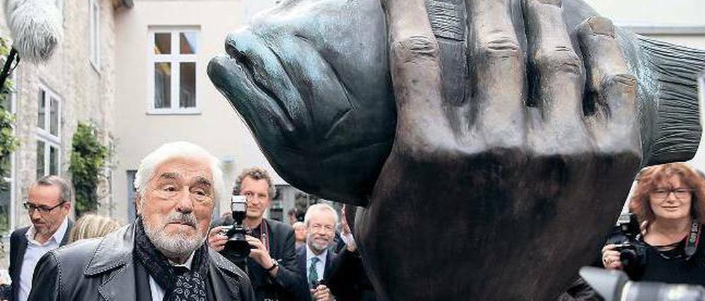 Was bleibt, das bleibt, Grass bleibt. Mario Adorf im Garten des Lübecker Grass-Hauses vor der Skulptur "Butt im Griff".