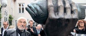 Was bleibt, das bleibt, Grass bleibt. Mario Adorf im Garten des Lübecker Grass-Hauses vor der Skulptur "Butt im Griff".
