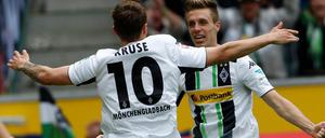 Überzeugender Sieg: Gladbachs Kruse und Herrmann jubeln beim 3:0 über Bayer Leverkusen.