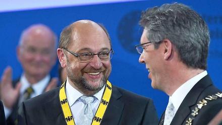 EU-Parlamentschef Martin Schulz und der Aachener Bürgermeister Marcel Philipp.