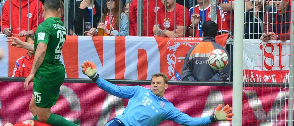Mit der Hacke: Raul Bobadilla überwindet Bayern-Torwart Manuel Neuer zum Tor des Tages.