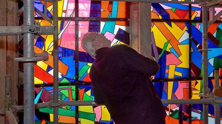 Der Maler Imi Knoebel beim Einbau seiner neuen Fenster in der Kathedrale von Reims 