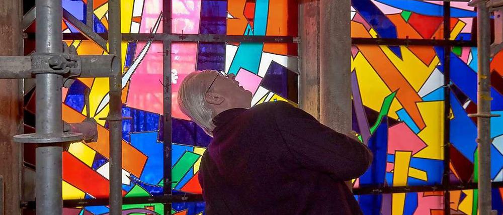 Der Maler Imi Knoebel beim Einbau seiner neuen Fenster in der Kathedrale von Reims