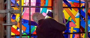 Der Maler Imi Knoebel beim Einbau seiner neuen Fenster in der Kathedrale von Reims 