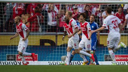Kölns Marcel Risse (li.) dreht jubelnd nach seinem Treffer zum 1:0 ab.