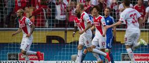 Kölns Marcel Risse (li.) dreht jubelnd nach seinem Treffer zum 1:0 ab.