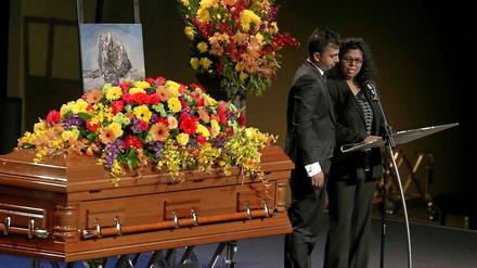 Raji Sukumaran und ihr Sohn Chinthu am Samstag bei der Trauerfeier für Myuran Sukumaran. 