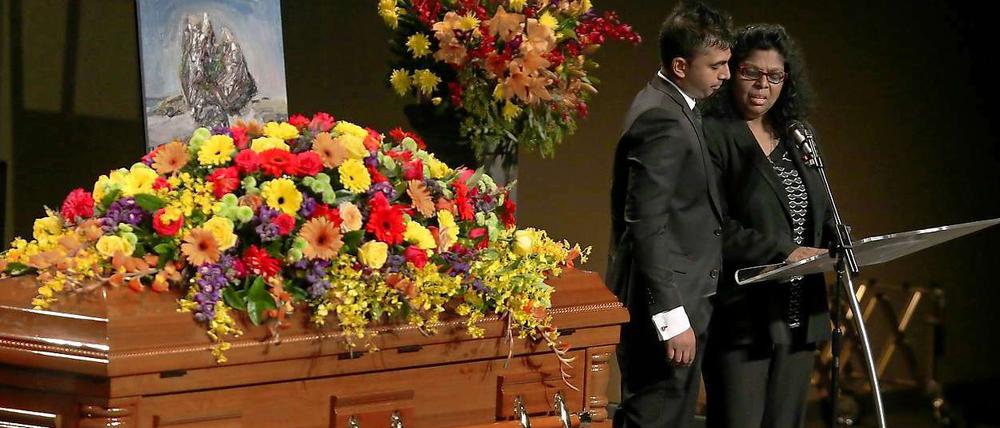 Raji Sukumaran und ihr Sohn Chinthu am Samstag bei der Trauerfeier für Myuran Sukumaran. 