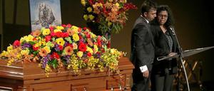 Raji Sukumaran und ihr Sohn Chinthu am Samstag bei der Trauerfeier für Myuran Sukumaran. 