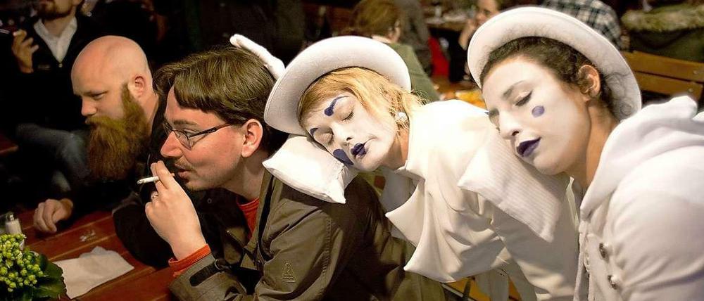 Im Simon-Dach-Kiez startete Freitagabend eine Pilotaktion, bei der Pantomime die Feiernden zu mehr Rücksicht auf die Anwohner bewegen sollen.