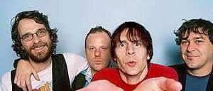 Mudhoney 2014, links Gitarrist Steve Turner, der Mann mit den großen Händen und dem roten Shirt ist Mark Arm.