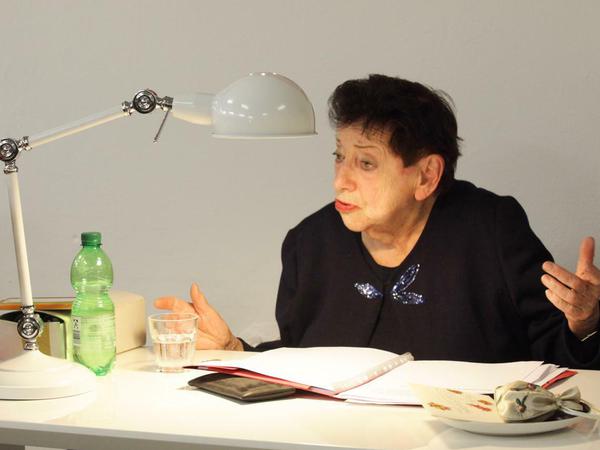 Inge Deutschkron liest ihre Rede "Zerrissenes Leben", die sie zum Holocaust-Gedenktag 2013 im Bundestag hielt, im Abgeordnetenbüro von Franziska Becker (SPD) in Berlin-Wilmersdorf.