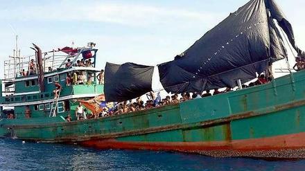 Hunderte Flüchtlinge aus Myanmar treiben derzeit in Booten auf dem offenen Meer. 