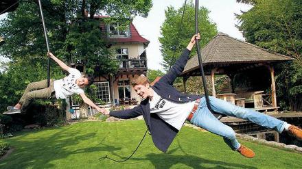 Einfach mal abhängen. Auch wenn David Ehebald und sein Freund Maximilian so langsam zu groß für manche Gartenspielerei sind: Spaß haben sie immer noch. 