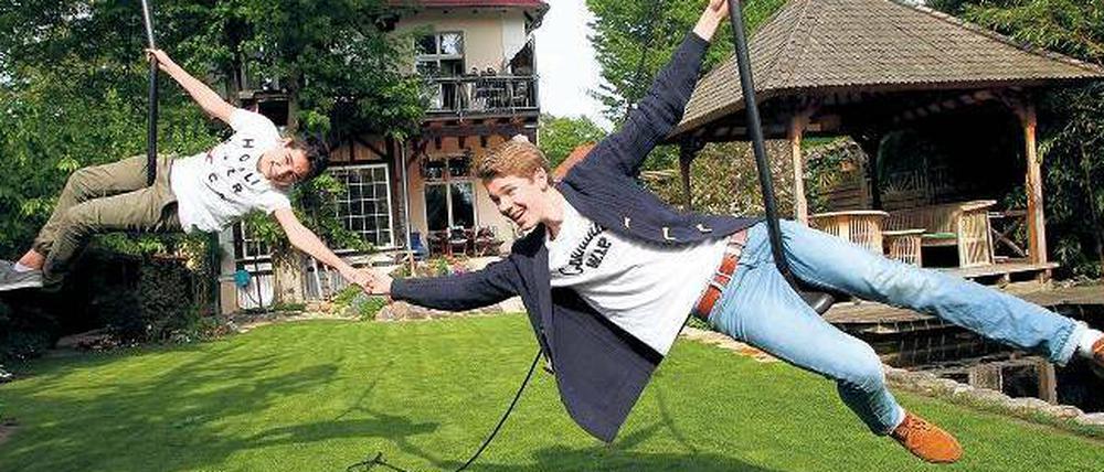 Einfach mal abhängen. Auch wenn David Ehebald und sein Freund Maximilian so langsam zu groß für manche Gartenspielerei sind: Spaß haben sie immer noch.