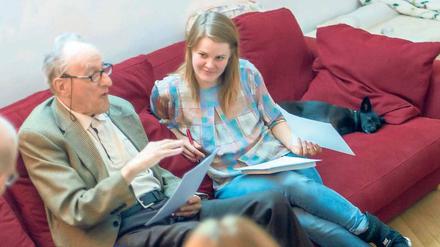 Theresia Enzensberger im Gespräch mit Fred Terna, dem Hauptgast ihrer Charlottenburger Wohnzimmerlesung. 