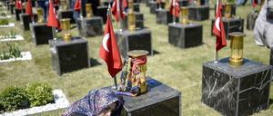 Auf dem Friedhof in Soma in der Türkei trauern zum Jahrestag des Grubenunglücks hunderte Angehörige um ihre Opfer. 