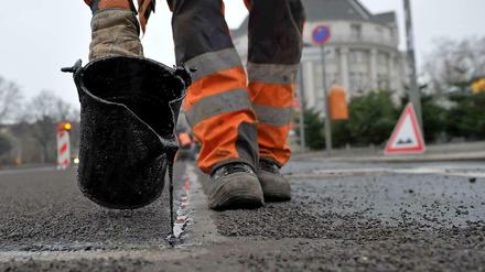 Läuft nicht immer wie geschmiert. Viele Berliner Pisten sind marode. Und wenn es ganz schlimm ist, hilft nur eins – Bauarbeiter? Nein, ein Tempo-30-Schild. 