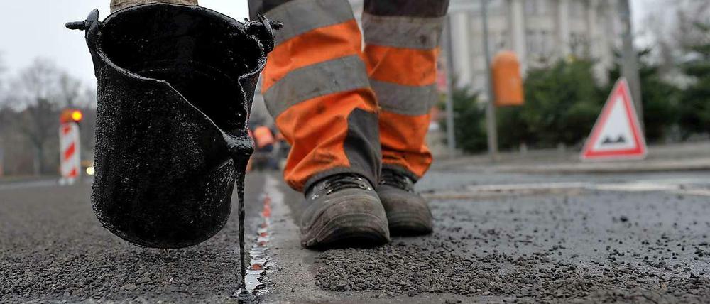 Läuft nicht immer wie geschmiert. Viele Berliner Pisten sind marode. Und wenn es ganz schlimm ist, hilft nur eins – Bauarbeiter? Nein, ein Tempo-30-Schild.