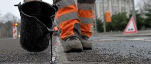 Läuft nicht immer wie geschmiert. Viele Berliner Pisten sind marode. Und wenn es ganz schlimm ist, hilft nur eins – Bauarbeiter? Nein, ein Tempo-30-Schild. 