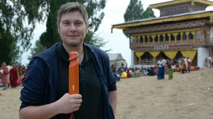 Reporter Andreas Stamm vor Ort. Achtung: Das Mikro ist ein hunderte Jahre altes Phallussymbol.