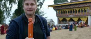 Reporter Andreas Stamm vor Ort. Achtung: Das Mikro ist ein hunderte Jahre altes Phallussymbol.