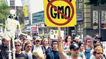 Streitfall Gentechnik. Anne Glover spricht sich öffentlich immer wieder für gentechnisch veränderte Pflanzen aus. Dadurch gerät sie ins Visier von Greenpeace und anderen NGOs (hier eine Demo gegen „Genmais“). Diese versuchen, Glover zu diskreditieren. 