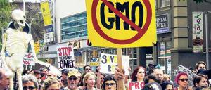 Streitfall Gentechnik. Anne Glover spricht sich öffentlich immer wieder für gentechnisch veränderte Pflanzen aus. Dadurch gerät sie ins Visier von Greenpeace und anderen NGOs (hier eine Demo gegen „Genmais“). Diese versuchen, Glover zu diskreditieren. 