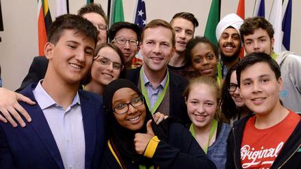 Teilnehmer der J7-Konferenz mit Regierungssprecher Steffen Seibert.
