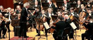 Die Berliner Philharmoniker mit Sir Simon Rattle. Die Philharmoniker wählen am Montag einen neuen Chefdirigenten.