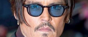 Not Amused: Schauspieler Johnny Depp hat seine Hunge illegal in Australien eingeführt. Nun muss er sie wieder ausfliegen lassen, damit sie nicht eingeschläfert werden.