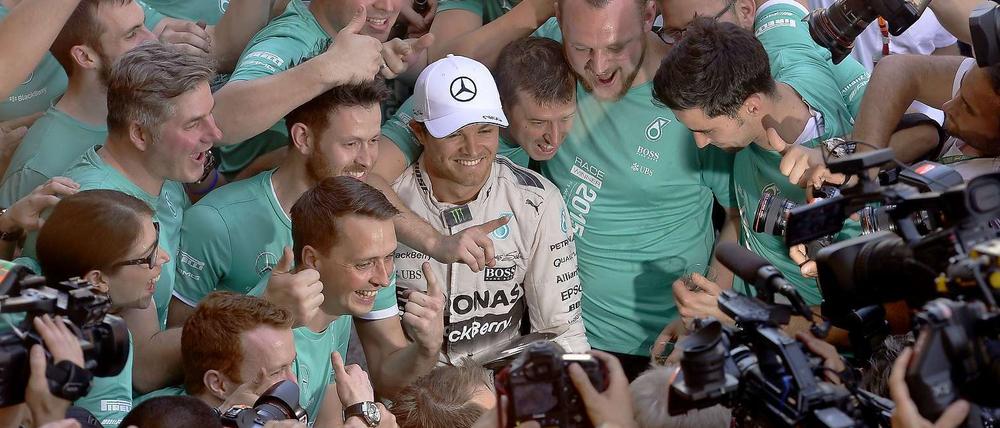 Ein Fahrer, ein Team, ein Sieg. Nico Rosberg lässt sich für seinen Erfolg in Spanien feiern.