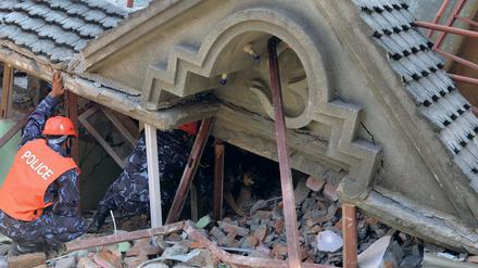 Doppelter Schlag. Das zweite Beben mit der Stärke 7,4 hat in Nepal viele Häuser einstürzen lassen, die bei dem ersten nur beschädigt wurden. 
