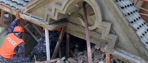 Doppelter Schlag. Das zweite Beben mit der Stärke 7,4 hat in Nepal viele Häuser einstürzen lassen, die bei dem ersten nur beschädigt wurden. 