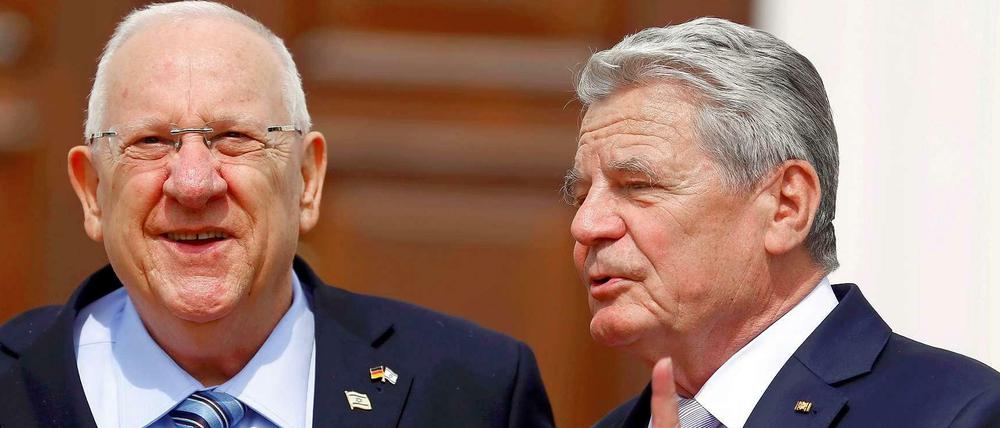 Wiedersehen im Schlosspark: Bereits vor drei Jahren trafen sich Reuven Rivlin und Joachim Gauck (v.l.n.r.) - damals war der Israeli Sprecher der Knesset.