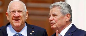 Wiedersehen im Schlosspark: Bereits vor drei Jahren trafen sich Reuven Rivlin und Joachim Gauck (v.l.n.r.) - damals war der Israeli Sprecher der Knesset.